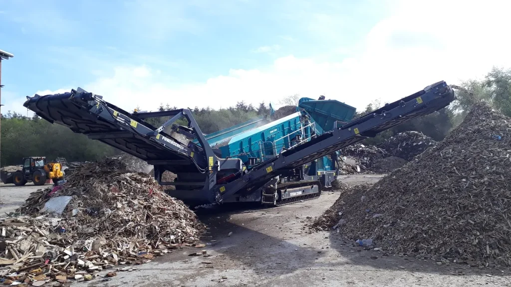 Powerscreen-Titan-2300-travaillant-dans-la biomasse-Irlande