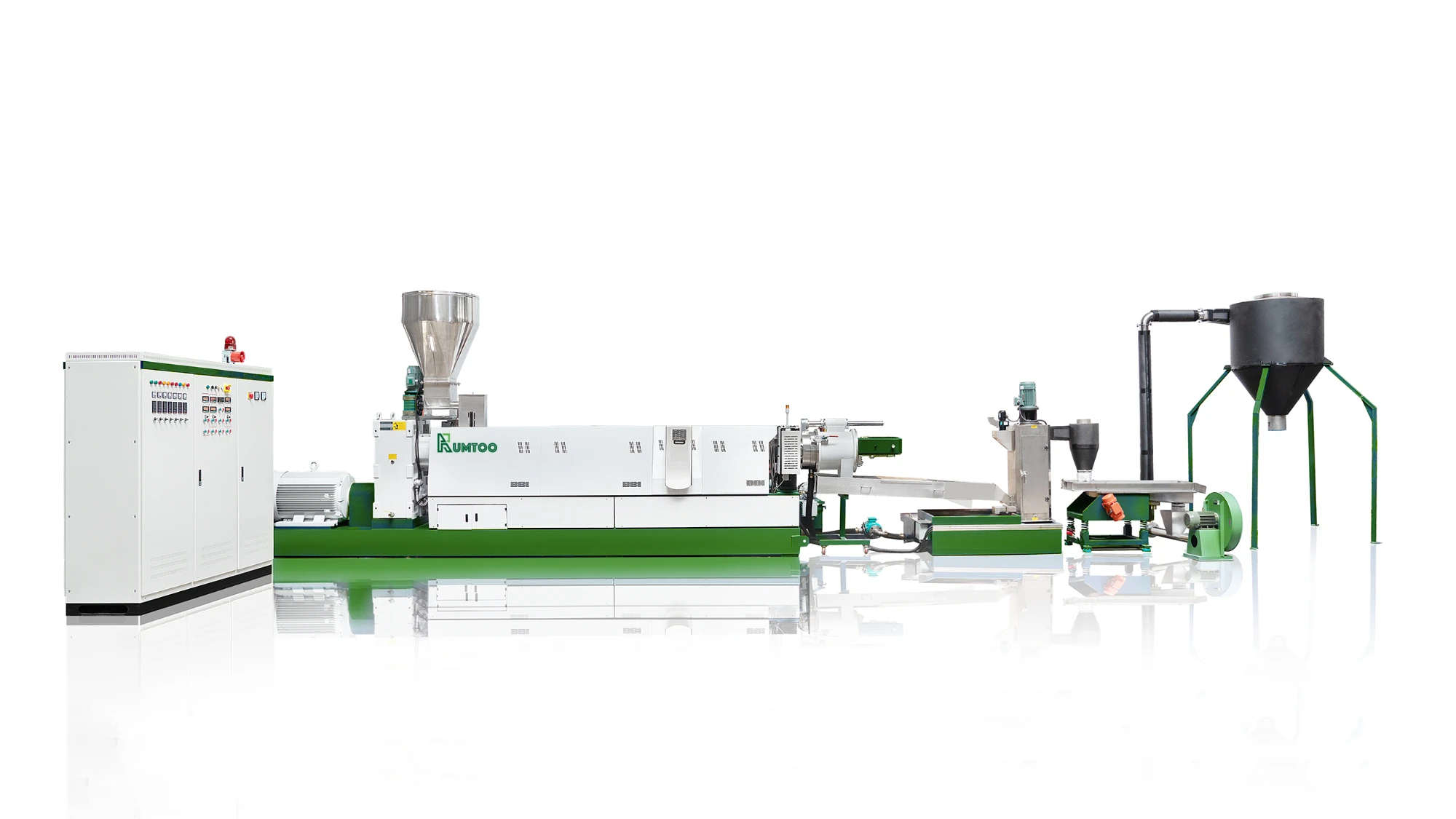 Nastavenie stroja na výrobu plastových peliet v priemyselnom zariadení. Stroj má dlhý, horizontálny dizajn s rôznymi komponentmi, vrátane veľkej nerezovej násypky, extrudéra, chladiaceho systému a peletovacej časti. Nastavenie obsahuje aj ovládací panel vľavo na obsluhu a monitorovanie procesu. Zariadenie je navrhnuté tak, aby efektívne spracovávalo plastové materiály na pelety, vďaka čomu je ideálne na recykláciu a výrobné aplikácie. Celkový dizajn zvýrazňuje schopnosť stroja pre vysoký výkon a presnosť pri výrobe plastových peliet.