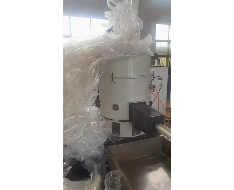 Machine d'emballage sous film rétractable en plastique en action.