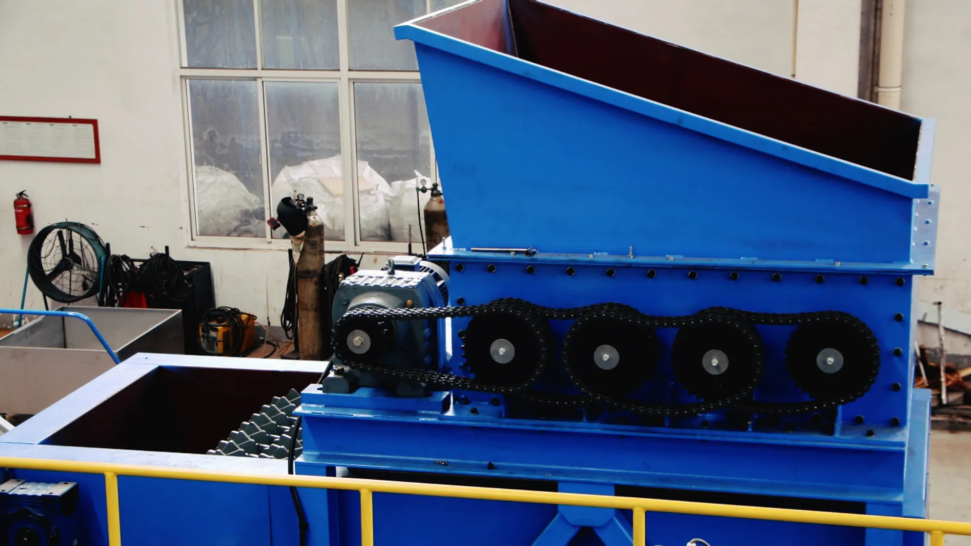 Machine à bande transporteuse industrielle bleue en configuration d'usine