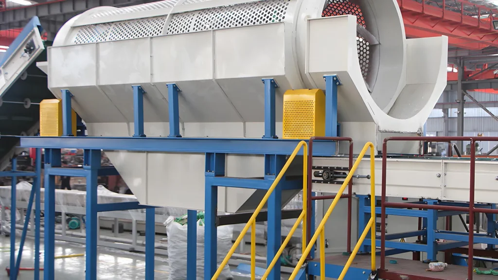 Grandes machines de recyclage industriel dans une usine