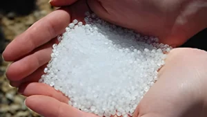 Händer som håller granulerat salt