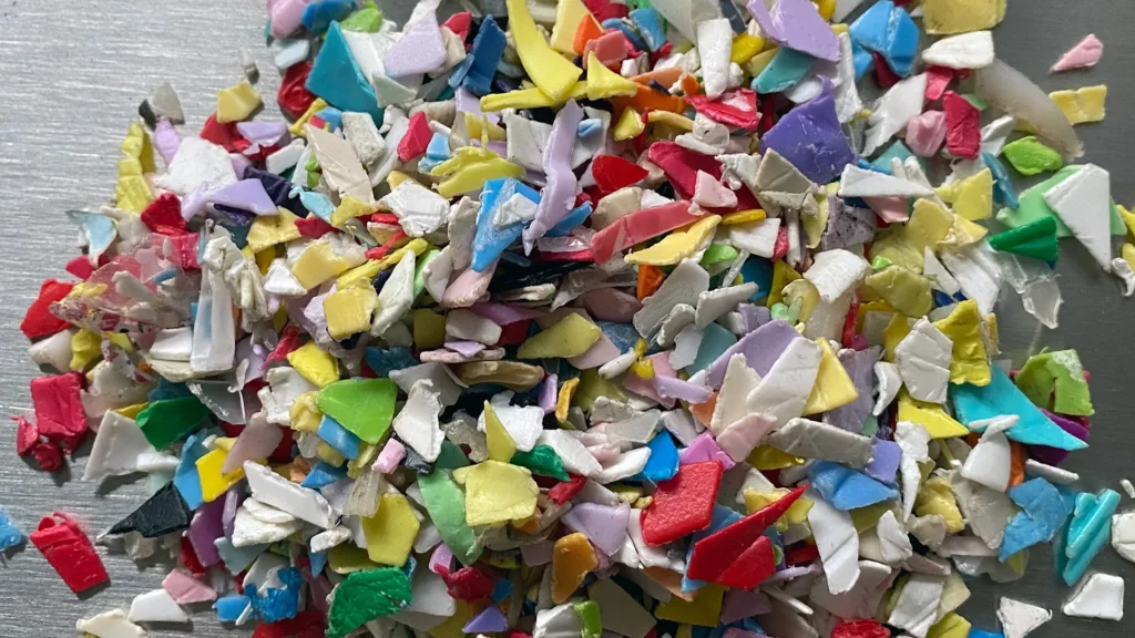 色とりどりのプラスチックの破片の山。