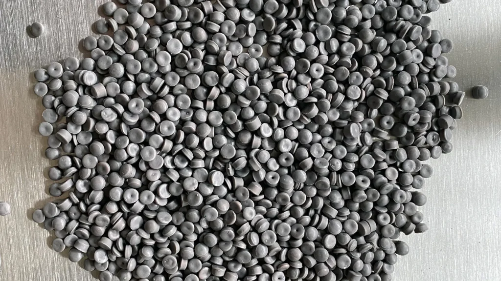 Pilha de pellets de plástico cinza