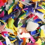 Morceaux de plastique déchiquetés colorés à recycler