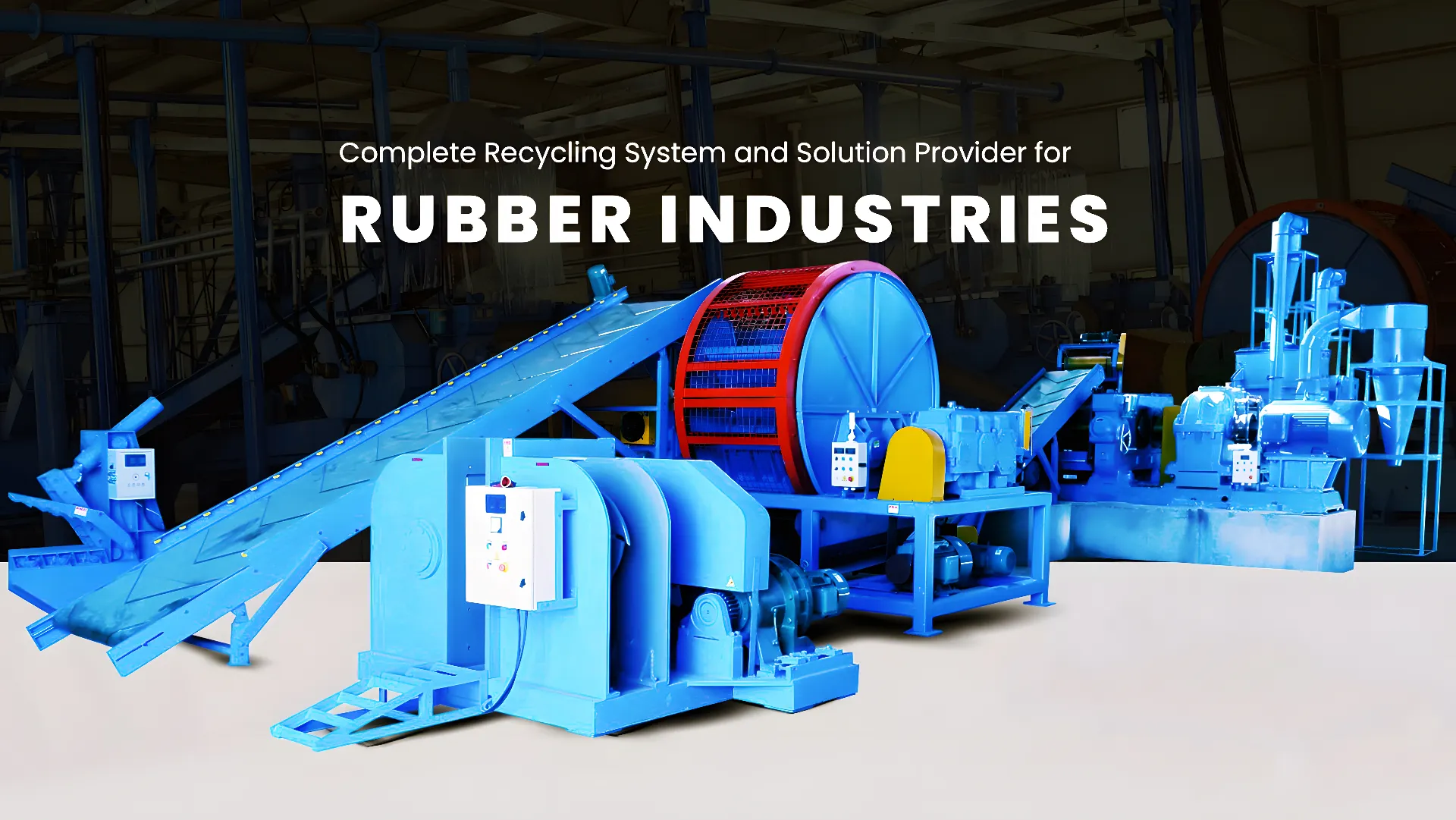 Macchinari per il riciclaggio della gomma con nastro trasportatore e vari componenti, evidenziati in blu, utilizzati per la lavorazione nell'industria della gomma. La sovrapposizione di testo recita "Complete Recycling System and Solution Provider for Rubber Industries".